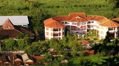 Potret tampak atas Universitas Kadiri, Kota Kediri | Selain Kota Kediri, ada beberapa kota dan kabupaten lainnya di Indonesia juga menonjol dalam pemeringkatan Green City Metric 2023.
