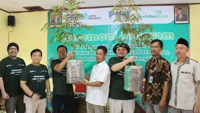 PNM meningkatkan ekonomi masyarakat dengan menanam 1000 bibit durian di Banyumas.