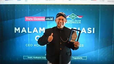 Dirut bank bjb Yuddy Renaldi Raih Penghargaan Best Performance CEO 2023, diwakili oleh Senior Executive Vice President Bisnis bank bjb Beny Riswandi.