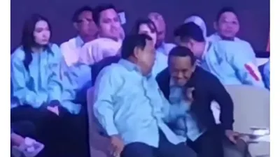 Viral Vidio Prabowo Subianto Tarik Kerah Jaket Bahlil Lahadalia