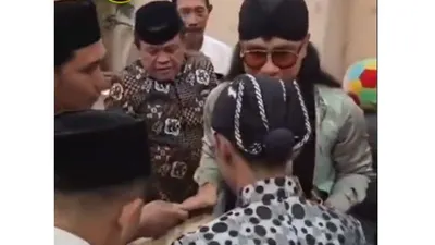 Aksi Gus Miftah Bagi-Bagi Uang ke Masyarakat, Kubu AMIN: Diduga Money Politik demi Suara Di Jateng dan Jatim
