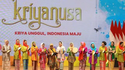 Iriana Jokowi (baju putih) menghadiri Pameran Kriyanusa 2023 dengan tema &ldquo;Kriya Unggul, Indonesia Maju&rdquo; pada 13 &ndash; 17 September 2023 di Jakarta Convention Center (JCC).