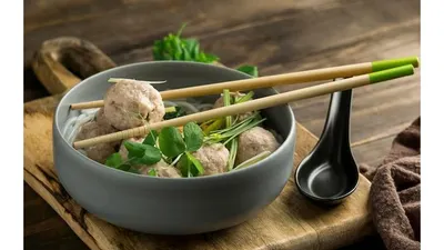 Ilustrasi menebak kepribadian seseorang dari cara menyantap bakso.