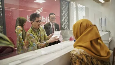 Direktur Utama bank bjb syariah Adang A. Kunandar Ikut Melayani Nasabah saat peringatan hari Pelanggan Nasional