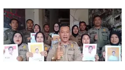 Belasan Anggota Satpol PP Kabupaten Garut Deklarasi Dukung Gibran Rakabuming, Mahfud MD: Ada yang Mendorong!