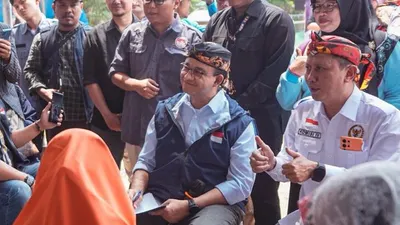 Anies Baswedan saat mendengarkan dan mencatat cerita teman-teman kelompok tani di Sukabumi, Jawa Barat.