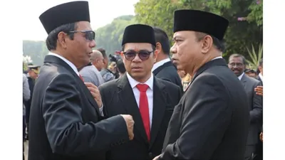 Mahfud MD Pakai Kacamata Sport Keren