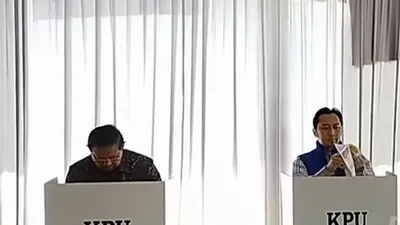 Presiden RI ke-6 Susilo Bambang Yudhoyono saat mencoblos Pemilu 2024