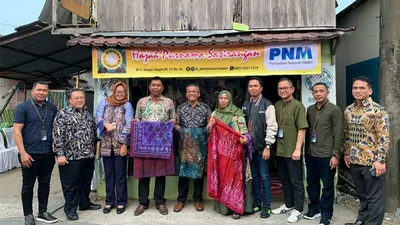 Nasabah UMi binaan PT Permodalan Nasional Madani (PNM), Sri Hartaty, dapatkan apresiasi dari Wakil Menteri Keuangan Republik Indonesia Suahasil Nazara