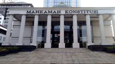 Kantor Mahkamah Konstitusi. Selain gugatan batas usia minimum bagi capres-cawapres, Mahkamah Konstitusi juga menghadapi gugatan terkait batas usia maksimum.