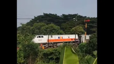 Viral Video Detik-detik Kereta Api Pandalungan Anjlok di Tanggulangin, Warganet: KAI Sedang Tak Baik-baik Saja