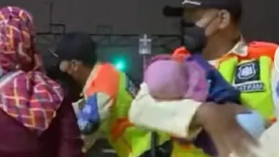 Viral seorang perempuan muda yang diduga penderita baby blues berusaha membuang bayi mungilnya ke lintasan kereta api.