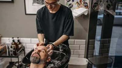 Ilustrasi Waktu yang Tepat untuk Keramas Sesuai dengan Jenis Rambut yang Kamu Miliki.