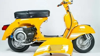 Vespa Sprint 200 adalah skuter yang populer dari merek Vespa yang dikenal dengan desain ikoniknya.