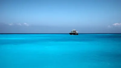Illustrasi. Laut berwarna biru