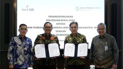 Ppenandatanganan Nota Kesepahaman (MoU) antara bank bjb dengan Asuransi Jasaraharja Putera di Gedung T Tower Jakarta, Rabu (30/8/2023).