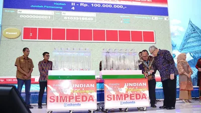 Nasabah bank bjb membawa pulang hadian jutaan rupiah pada Undian Nasional Simpeda di Makassar- Sulawesi Selatan.