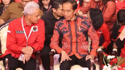 Ganjar Pranowo saat duduk berdekatan bersama Presiden Indonesia Joko Widodo dalam acara Rakernas IV PDIP. (Humas Jateng)