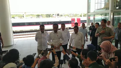 Presiden Jokowi berharap kehadiran Kereta Cepat Jakarta-Bandung (KCJB) dapat meningkatkan pemakaian transportasi massal.