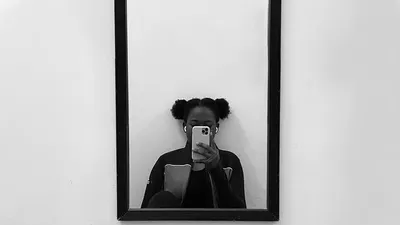 Tes kepribadian kali ini menggunakan gambar posisi selfie atau saat foto sendiri. Ada yang ke kanan, kiri, atau ke kamera.