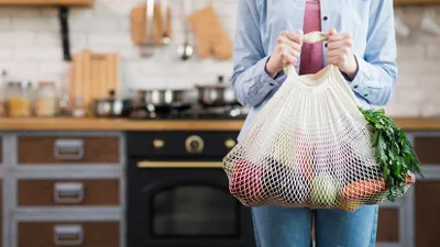 Ilustrasi - Indonesia akan Melarang Penggunaan Plastik Sekali Pakai pada 2029, Cek Peraturan Lengkapnya (Freepik)