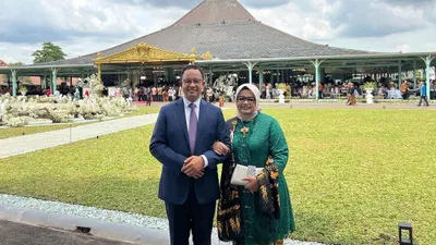 Potret Fery Farhati foto berdua dengan Anies Baswedan di Pura Mangkunegaran pada acara hajatan putra-putri Presiden Jokowi.