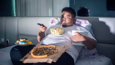 Hindari Memakan Makanan Ini di Malam Hari, Kalau Tidak Ingin Tidurmu Terganggu (Freepik)