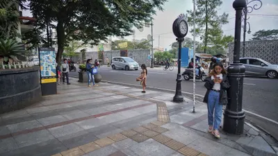 Warga ngabuburit di kawasan Jalan Asia Afrika, Kota Bandung, Kamis 23 Maret 2023.