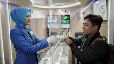 Penukaran uang baru pun dapat dilakukan di berbagai bank, termasuk pada Kas Keliling Terpadu milik Bank Indonesia.