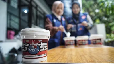 Petugas Dinkes Kota Bandung memberi pakan bibit nyamuk yang telah diberi kuman Wolbachia untuk Cegah DBD.