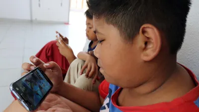 Ilustrasi anak kecanduan gawai. Saat ini, anak-anak sudah terbiasa bermain dengan gadget. Memang tidak ada salahnya jika anak bermain gadget asalkan tidak berlebihan.