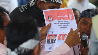 Petugas Kelompok Penyelenggara Pemungutan Suara (KPPS) melakukan penghitungan surat suara Pemilu presiden dan wakil presiden di TPS 43, Desa Padalarang 