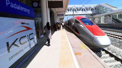 Stasiun jalur Kereta Cepat Jakarta-Bandung berjumlah empat, yaitu Stasiun Halim, Stasiun Karawang, Stasiun Padalarang, dan Stasiun Tegalluar.