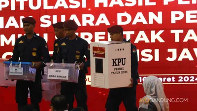 Komisi Pemilihan Umum (KPU) Jawa Barat menggelar Rapat Pleno Terbuka Rekapitulasi Hasil Perolehan Suara dan Penetapan Hasil Pemilu Serentak Tahun 2024 Tingkat Provinsi Jawa Barat Pemilihan Umum 2024 di Aula KPU Jabar di Jalan Garut, Kota Bandung, Rabu, 6 Maret 2024. 