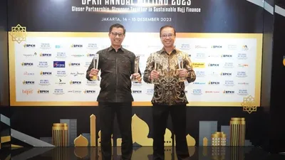 bank bjb syariah mendapatkan penghargaan dari Badan Pengelola Keuangan Haji (BPKH) sebagai Bank Penerima Setoran Biaya Penyelenggaraan Ibadah Haji (BPS-BPIH) terbaik dalam acara Annual Meeting &amp; Banking Award 2023 di Sheraton Grand Jakarta Gandaria City Hotel, Jumat, 15 Desember 2023   