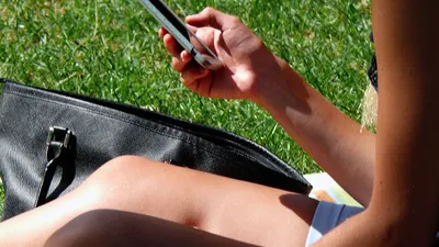 illustrasi. Seseorang dengan Handphone