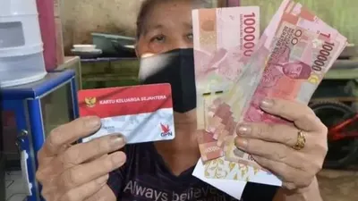 Warga terima bansos dari pemerintah