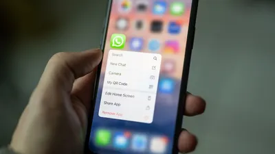 Ilustrasi cara buat status whatsApp jadi lebih privat tanpa hapus kontak, bebas dari stalker.