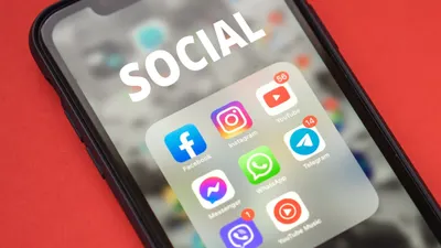 Ilustrasi mengubah voice note atau pesan suara menjadi teks layaknya chat biasa.