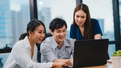 Ssstt Dapat Bocoran Ilmu Marketing dari iPhone yang Bisa Kamu Pakai di Bisnismu, Yuk Terapin! (Freepik @tirachardz)