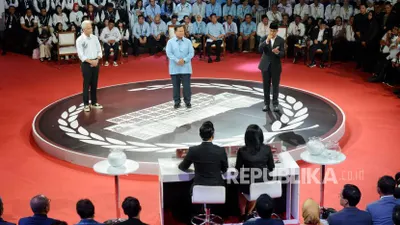 Capres nomor urut 1 Anies Baswedan, capres nomor urut 2 Prabowo Subianto dan capres nomor urut 3 Ganjar Pranowo saat mengikuti sesi debat perdana Calon Presiden di Halaman gedung Komisi Pemilihan Umum (KPU), Jakarta, Selasa (12/12/2023).
