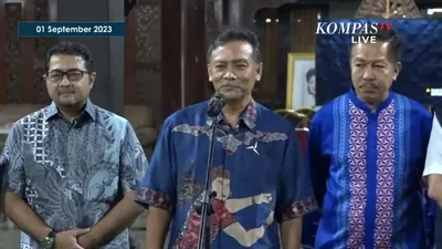 Sekretaris Majelis Tinggi Partai Demokrat, Andi Mallarangeng (tengah)