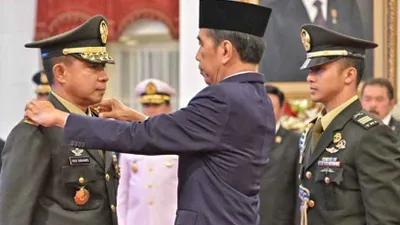 Presiden Joko Widodo melantik dan mengambil sumpah jabatan Jenderal TNI Agus Subiyanto sebagai Panglima Tentara Nasional Indonesia (TNI). Pelantikan tersebut digelar di Istana Negara, Jakarta, pada Rabu, 22 November 2023.