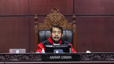 MKMK menjatuhkan sanksi memberhentikan Anwar Usman dari jabatannya sebagai ketua hakim Mahkamah Konstitusi (MK).
