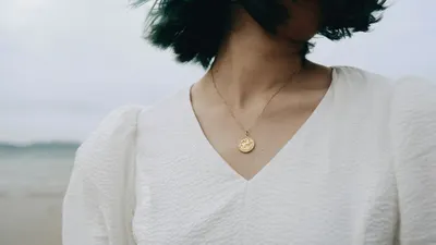 Psikologi Wanita yang Tak Suka Memakai Perhiasan, Kamu Termasuk?