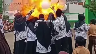 Detik-detik meledaknya balon gas saat perayaan hari guru nasional di SDN 1 Cimuning Mekarjaya Kabupaten Bekasi Jawa Barat  Sabtu, 25 November 2023