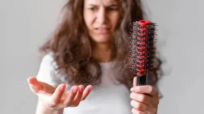5 Cara Alami Paling Ampuh Atasi Rambut Rontok, Tak Perlu Khawatir Kehilangan Pesonamu (Freepik)