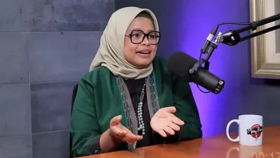 Istri Anies Baswedan, Fery Farhati belakangan ini menjadi perhatian masyarakat. tidak banyak yang tahu ia mengalami gangguan pendengaran.