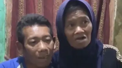 Anak Mbal yang bernama Fitri merasa malu dan sedih karena parodi 'A kasihan A' membuatnya mengalami perundungan.