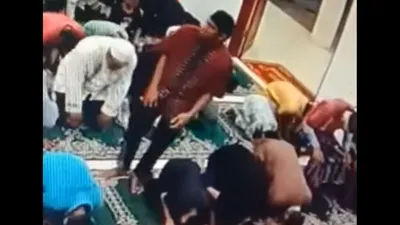Potret Jamaah Lelaki yang Tersungkur Usai Melihat Sosok Hitam